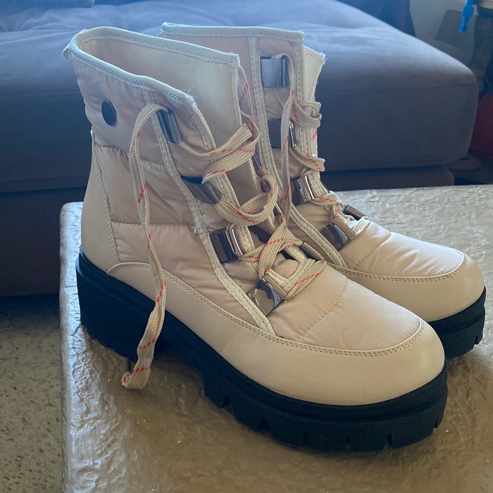 Puffer Boots in cream size 10. New without box. Only try on never worn outside.